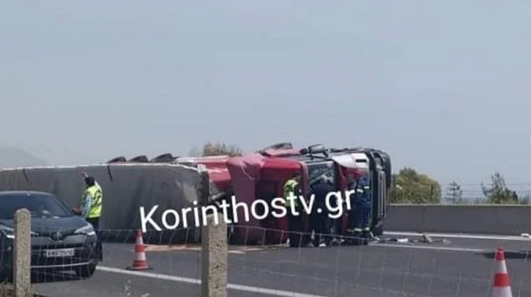 Aνατροπή νταλίκας με έναν εγκλωβισμένο στην Αθηνών - Κορίνθου