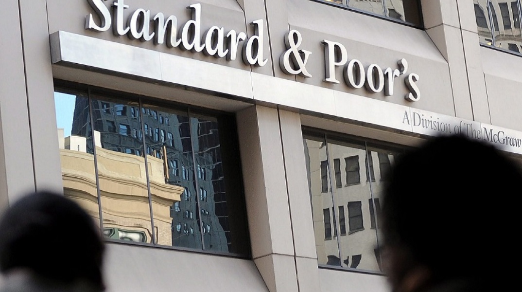 Η Standard and Poor’s ανεβάζει σκαλί την ελληνική οικονομία