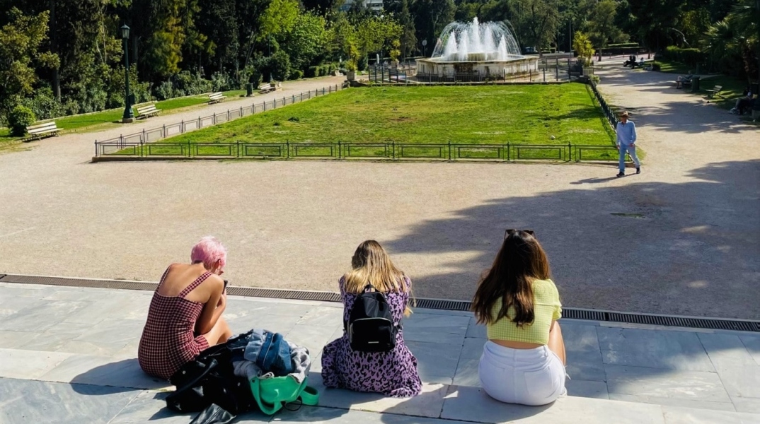 Τρεις γυναίκες που κάθονται στα σκαλιά του κήπου στο Ζάππειο Μέγαρο