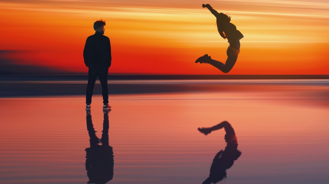 Άνδρας που κοιτά γυναίκα να χοροπηδά