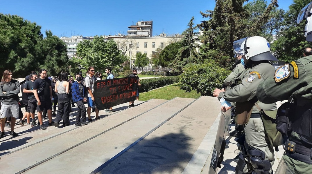 Αστυνομικές δυνάμεις έξω από τη Σχολή Θετικών Επιστημών στη Θεσσαλονίκη 