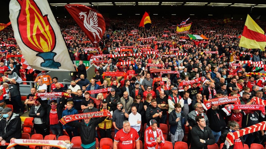 Φίλαθλοι της Λίβερπουλ στο Άνφιλντ