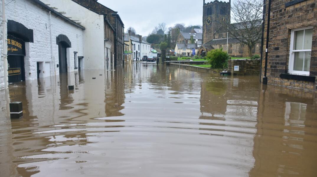 Πλημμύρες και δρόμοι που έχουν χαθεί κάτω από το νερό 