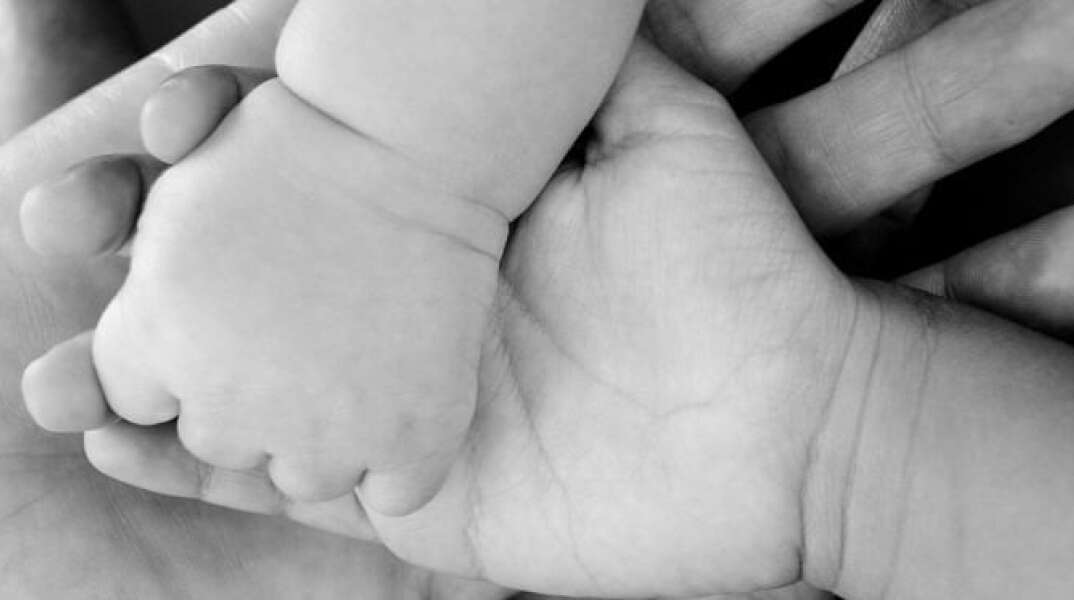 Ιστορική απόφαση στην Ιταλία: Τα νεογέννητα θα αποκτούν αυτόματα τα επώνυμα και των δύο γονέων 