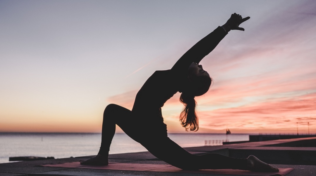 Μια γυναίκα κάνει γιόγκα. 