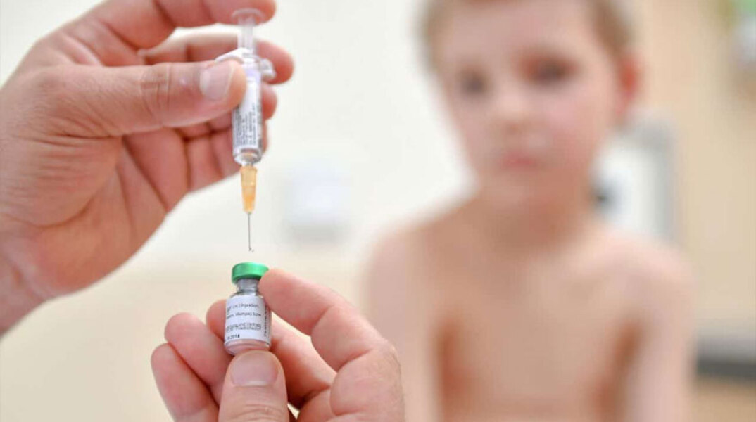Παιδίατρος ετοιμάζει εμβόλιο για την ιλαρά σε νοσοκομείο στην Κροατία