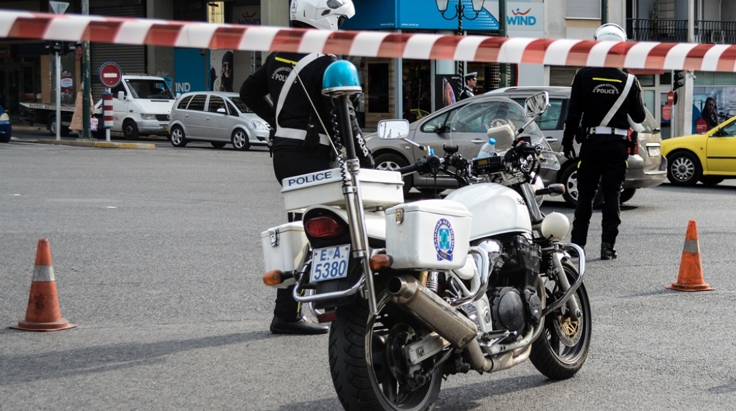 Κορδέλα της Αστυνομίας και μηχανή σε κλειστό δρόμο στην Αθήνα
