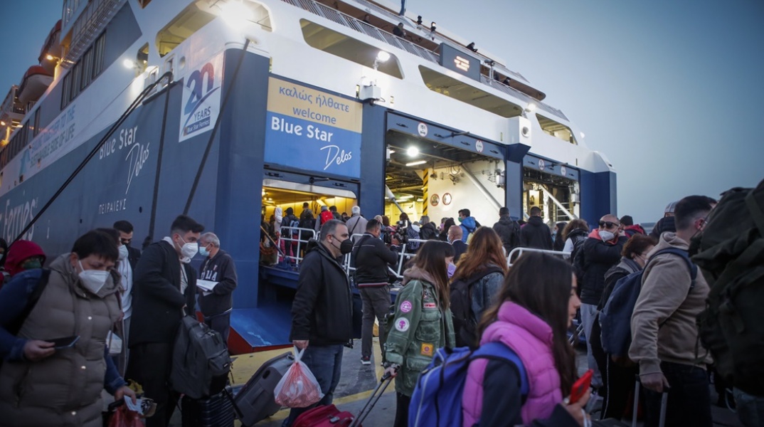 Λιμάνι Πειραιά: Στιγμιότυπο από την έξοδο των εκδρομέων του Πάσχα - πολίτες με μάσκα και βαλίτσες ετοιμάζονται για την επιβίβασή τους σε πλοίο