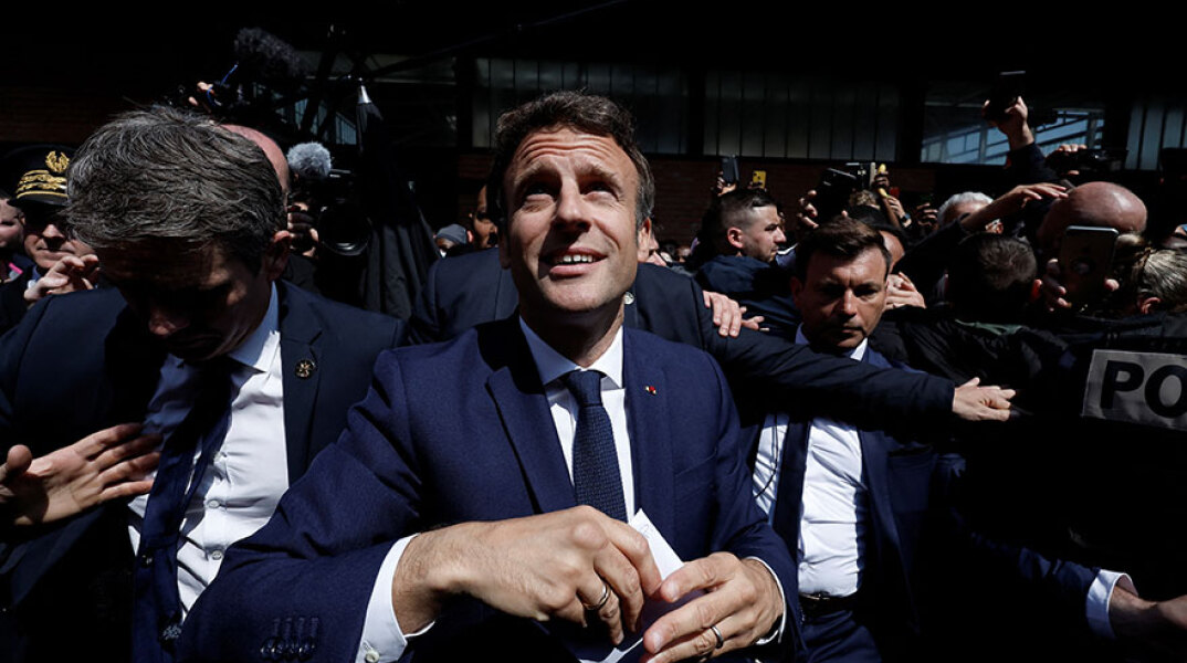 Ο Εμανουέλ Μακρόν δέχτηκε επίθεση με ντομάτες σε υπαίθρια αγορά στο Παρίσι