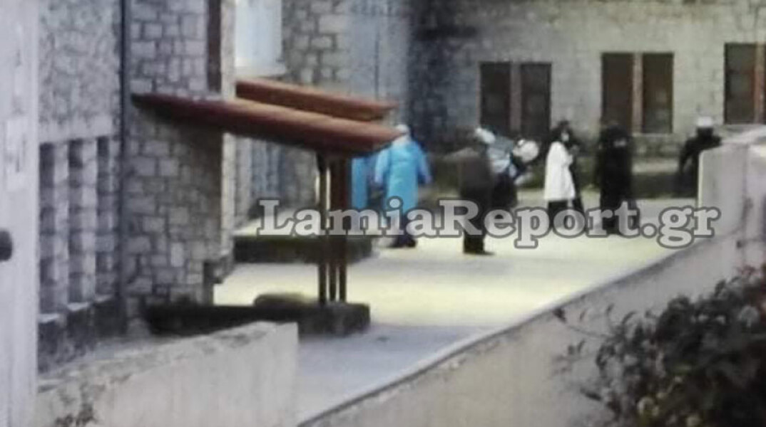 Γιατροί και νοσηλευτές στο νοσοκομείο Λαμίας, στο σημείο όπου αυτοκτόνησε ο ασθενής με κορωνοϊό