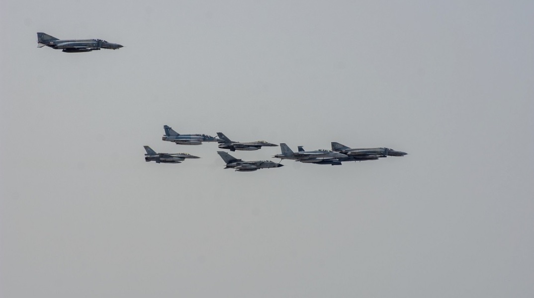 ΑΣΚΗΣΗ «ΗΝΙΟΧΟΣ 22» ΣΥΜΒΟΛΙΚΗ ΠΤΗΣΗ ΜΑΧΗΤΙΚΩΝ ΑΕΡΟΣΚΑΦΩΝ ΑΝΩΘΕΝ ΤΟΥ ΙΕΡΟΥ ΒΡΑΧΟΥ ΤΗΣ ΑΚΡΟΠΟΛΗΣ (ΓΡ. ΤΥΠΟΥ ΓΕΕΘΑ / EUROKINISSI)