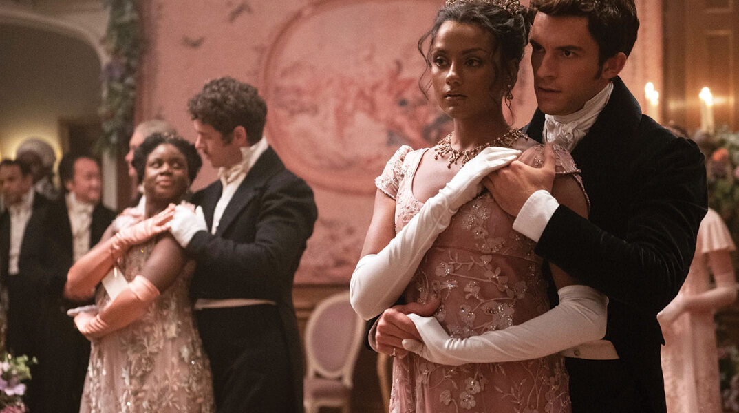 Οι ηθοποιοί Simone Ashley και Jonathan Bailey στη σειρά Bridgerton του Netflix