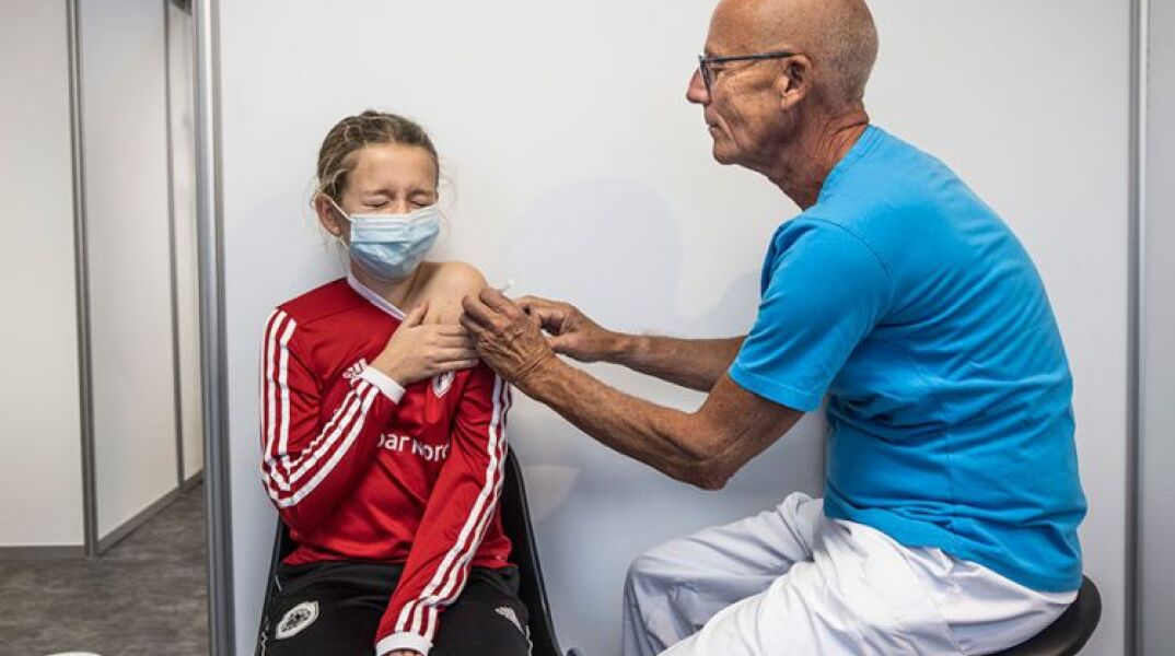 Εμβολιασμός παιδιού για κορωνοϊό στη Δανία © EPA/OILAFUR STEINAR RYE GESTSSON   
