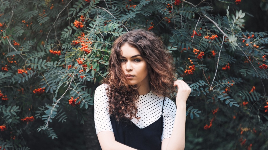 Ένα κορίτσι ποζάρει. 