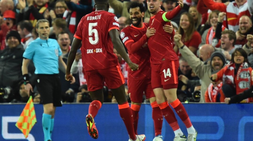 Οι παίκτες της Λίβερπουλ πανηγυρίζουν τη νίκη επί της Βιγιαρεάλ 