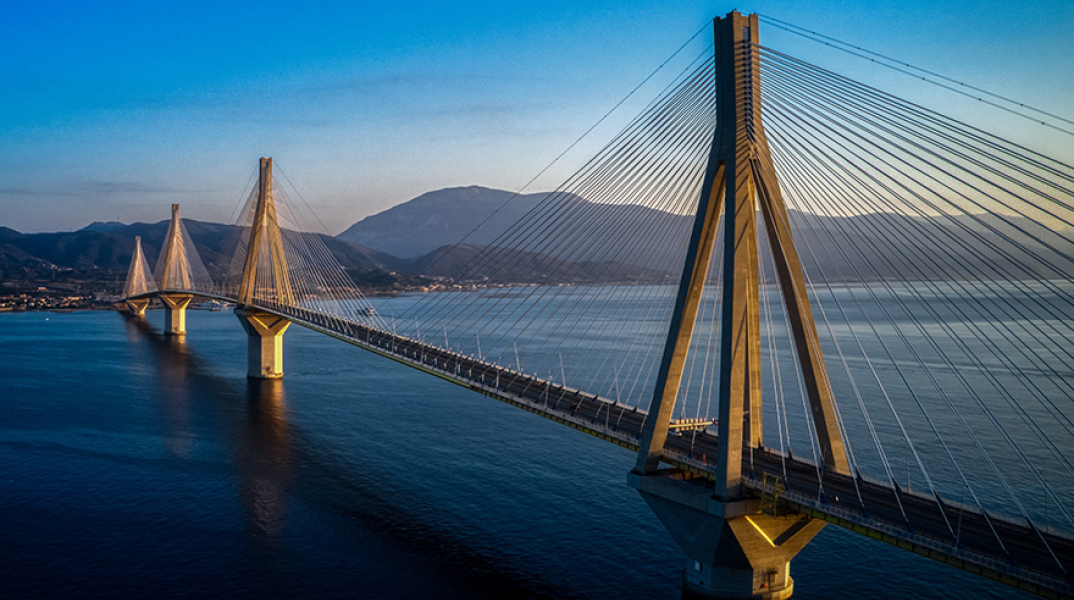 Άνδρας έπεσε από τη γέφυρα Ρίου-Αντιρρίου: Έρευνες για τον εντοπισμό του