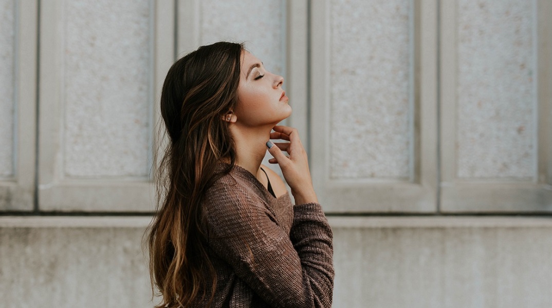 Ένα κορίτσι.