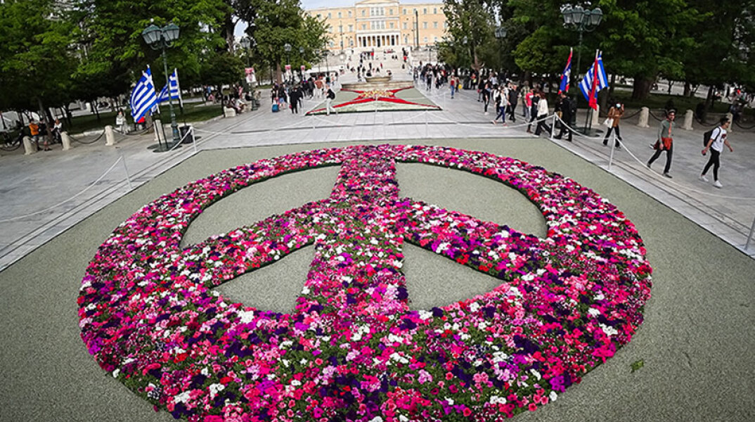 Το σήμα της ειρήνης με λουλούδια στην πλατεία Συντάγματος για την Πρωτομαγιά