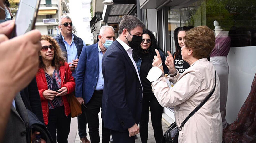 Ο Νίκος Ανδρουλάκης συνομιλεί με πολίτες στον Βόλο, όπου πραγματοποίησε περιοδεία