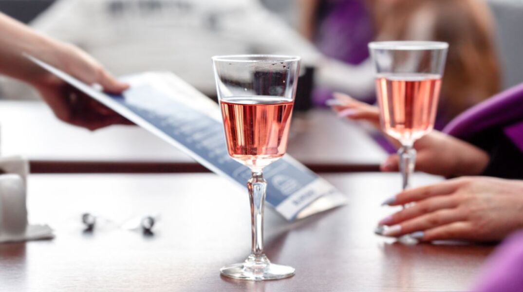 6 ωραία ελληνικά ροζέ κρασιά για να χαρείς την άνοιξη