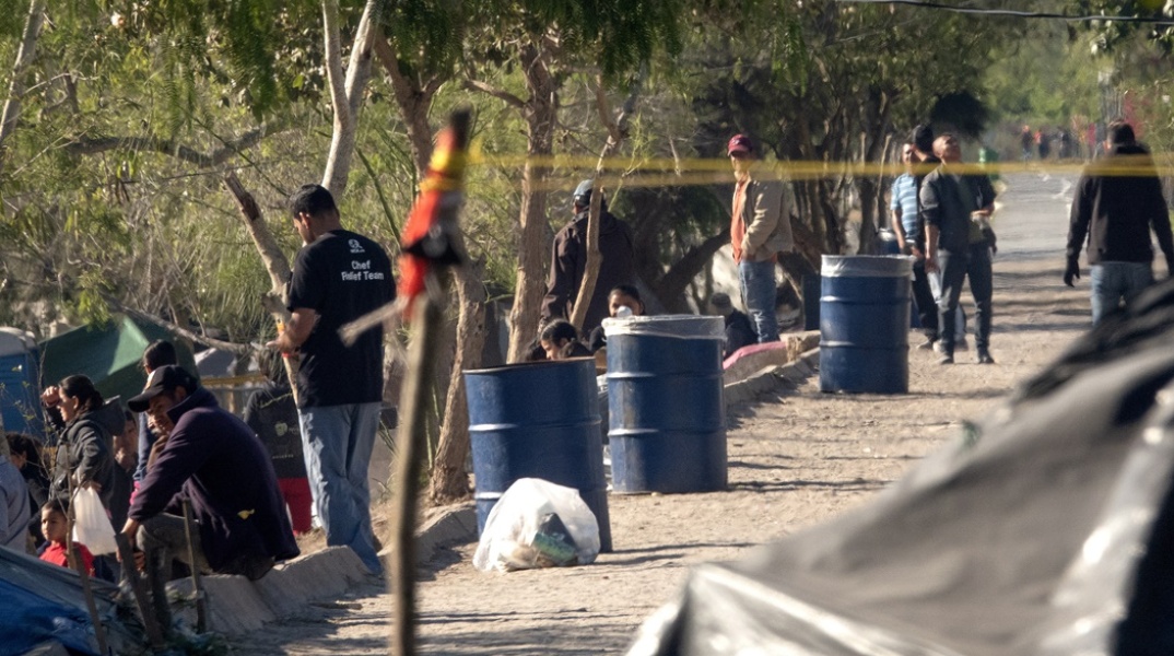 Πρόσφυγες σε καταυλισμό κοντά στα σύνορα με το Μεξικό