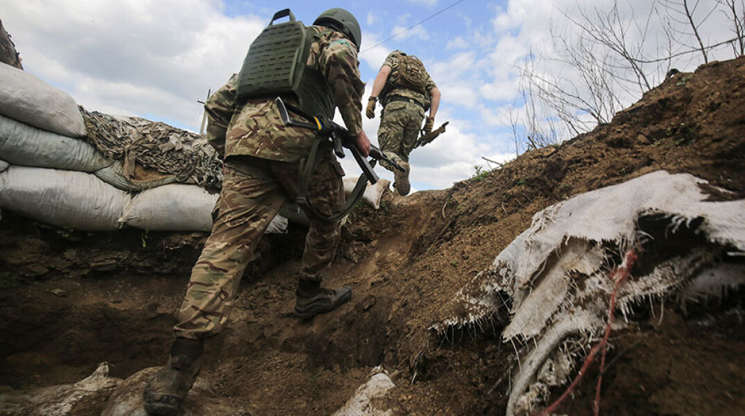 Ουκρανοί στρατιώτες σε χαρακώματα στο Ντονέτσκ