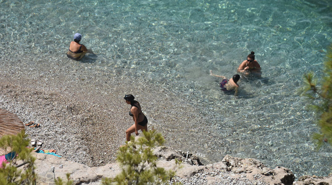 Λουόμενοι σε παραλία