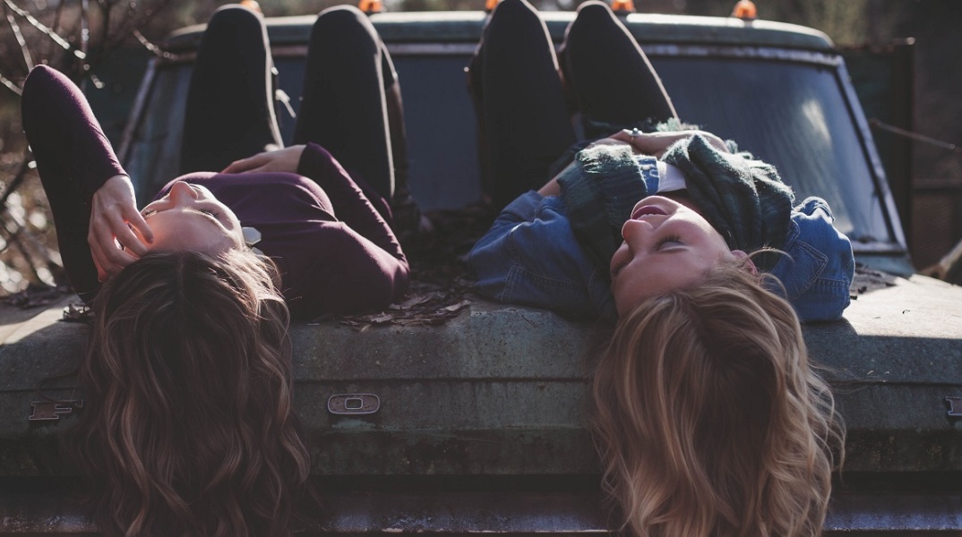 Δύο κορίτσια σε ενα παλίο φορτηγό.