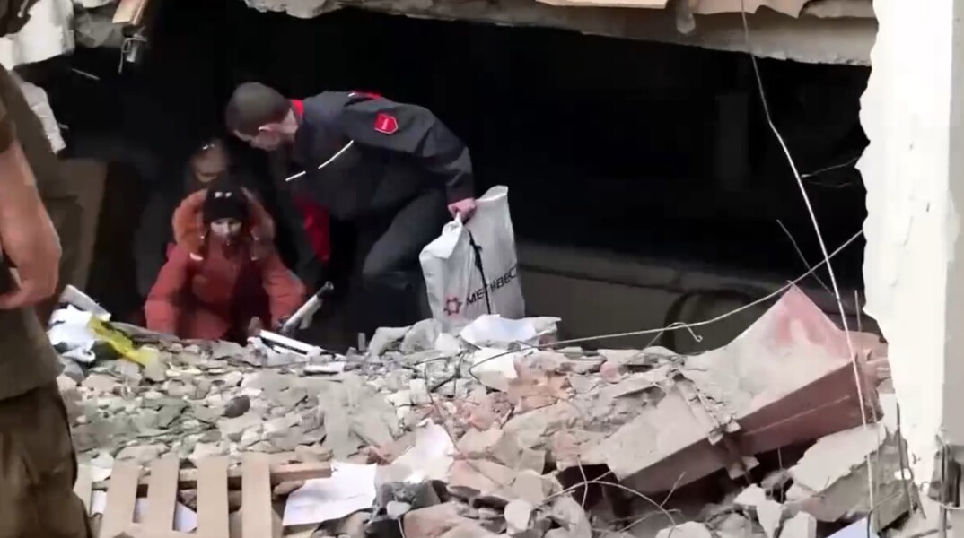 Άμαχοι απομακρύνονται από το υπόγειο της χαλυβουργίας Αζοφστάλ
