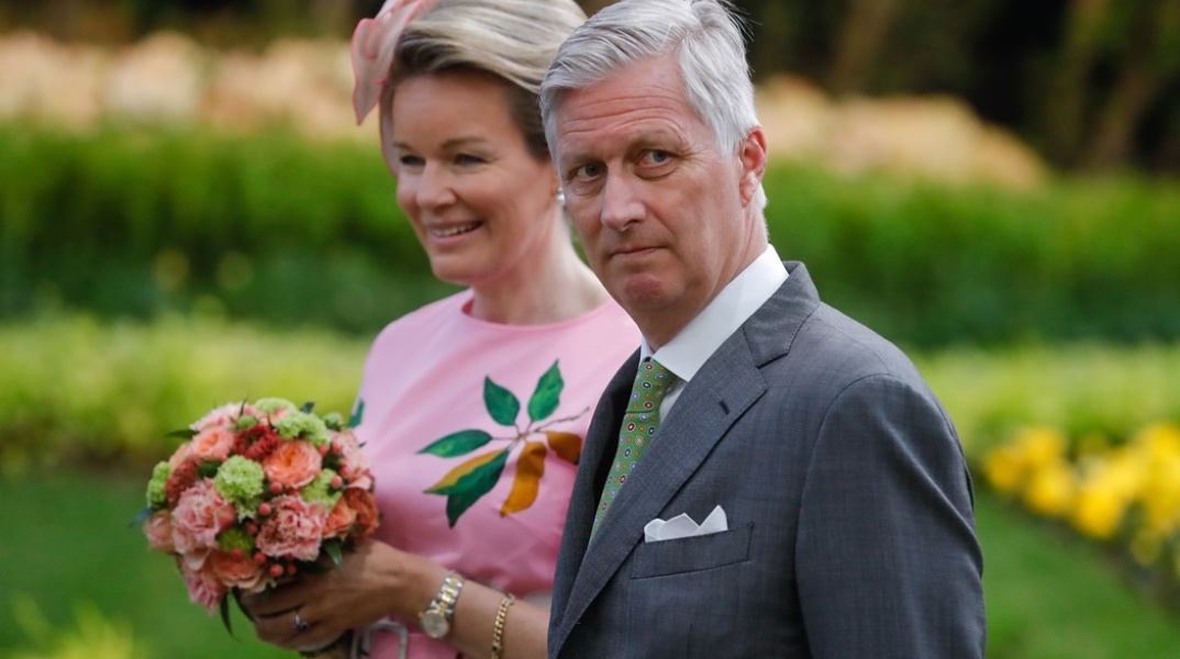 Το βασιλικό ζεύγος του Βελγίου: Ο βασιλιάς Φίλιππος δίπλα στη βασίλισσα Ματθίλδη που κρατά ανθοδέσμη