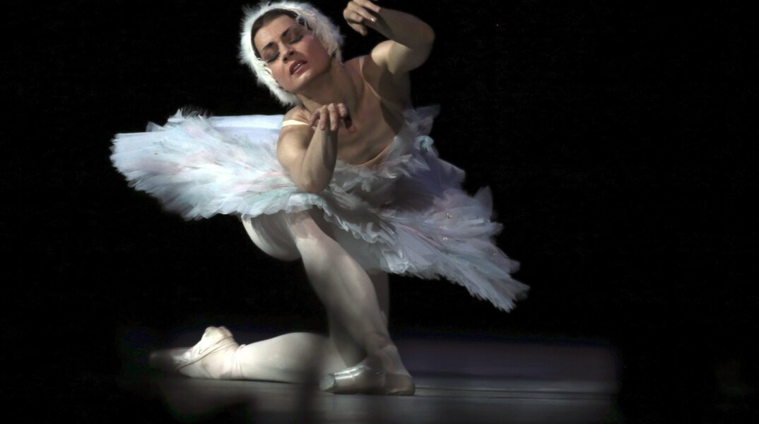 Μπαλαρίνα εκτελεί το πρόγραμμά της στο θέατρο Μπολσόι της Ρωσίας