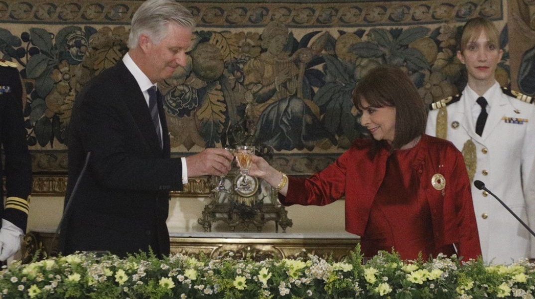Δείπνο στο Προεδρικό Μέγαρο: Η Πρόεδρος της Δημοκρατίας, Κατερίνα Σακελλαροπούλου, τσουγκρίζει το ποτήρι της με τον βασιλιά Φίλιππο του Βελγίου