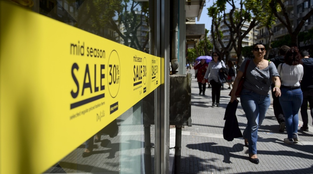 Ενδιάμεσες εκπτώσεις: Κατάστημα αναφέρει στη βιτρίνα του το ποσοστό της έκπτωσης