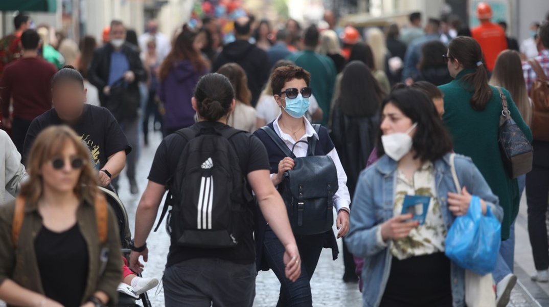 Πολίτες με μάσκα και χωρίς στο κέντρο της Αθήνας