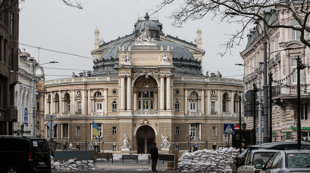 Το Εθνικό Θέατρο της Οδησσού στην Ουκρανία με σακιά άμμου προκειμένου να προστατευτεί από τους βομβαρδισμούς