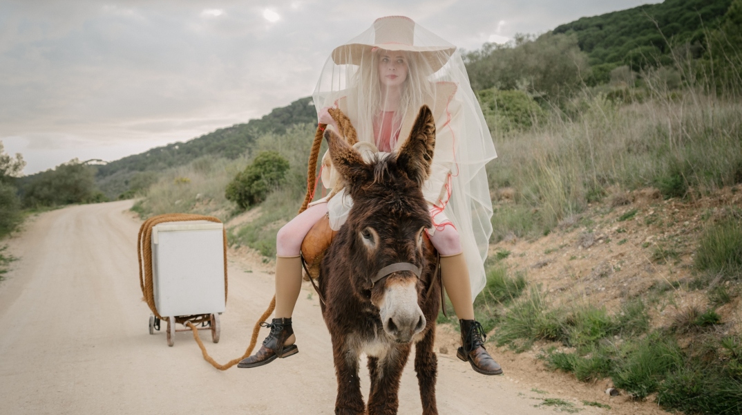 Η τραγουδίστρια Sharon Kovacs πάνω σε ένα γάιδαρο