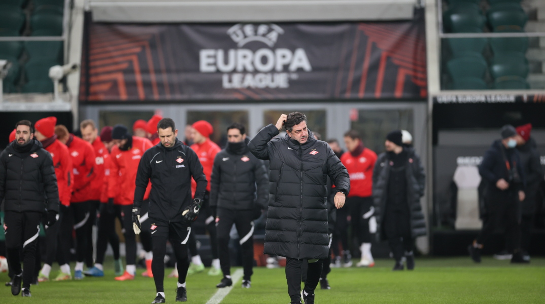 Παίκτες της Spartak Moscow κάνουν προθέρμανση για αγώνα της UEFA 