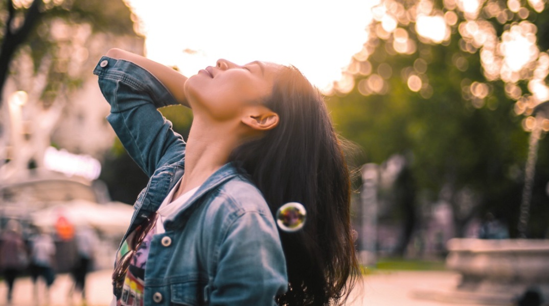Ένα κορίτσι ποζάρει 
