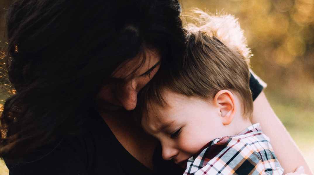 Μητέρα και αγοράκι αγκαλιά