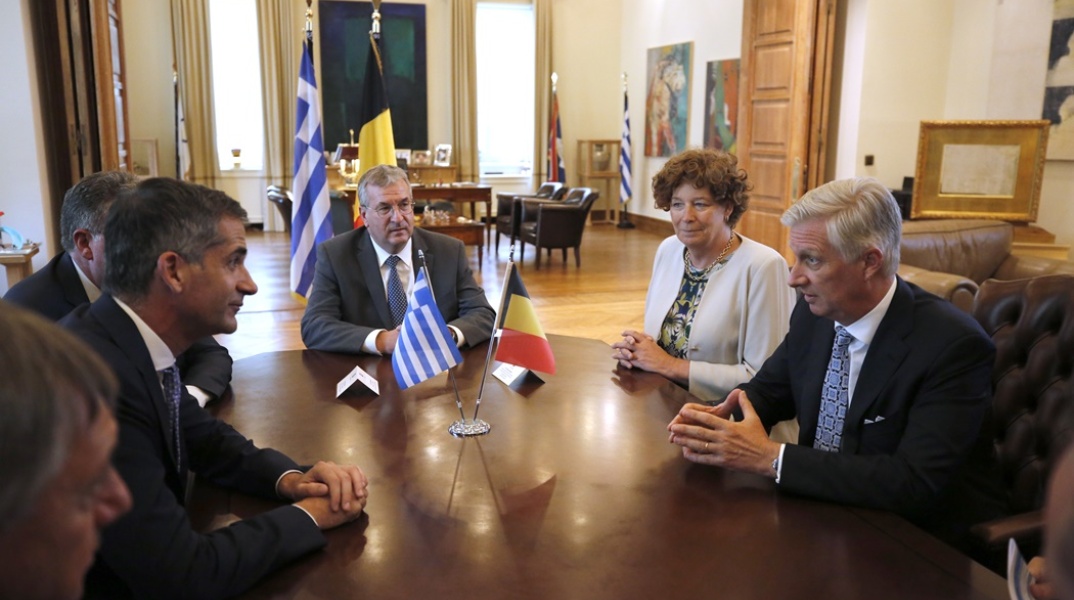 Η Petra De Sutter στέκεται στα δεξιά του βασιλιά Φίλιππου του Βελγίου κατά τις επίσημες συναντήσεις του