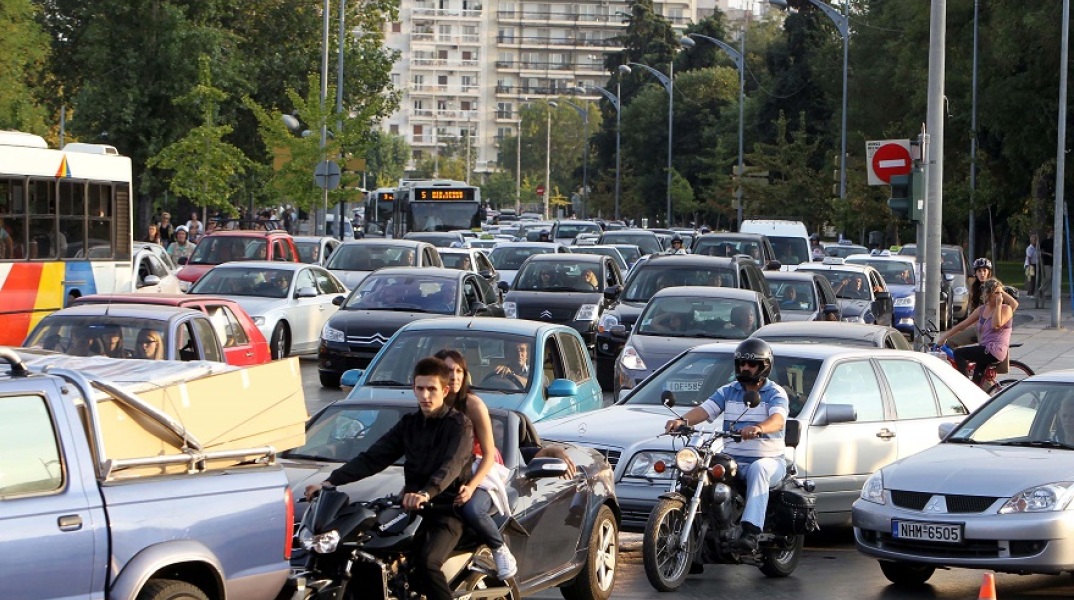 Κορωνοϊός: Οι πολίτες έκαναν στροφή στο ΙΧ και την πεζοπορία 