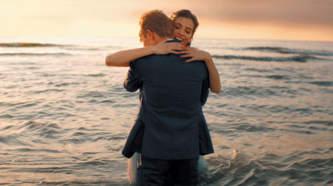 Άντρας και γυναίκα αγκαλιάζονται. Σκηνή από την ταινία «Δωμάτιο 108»