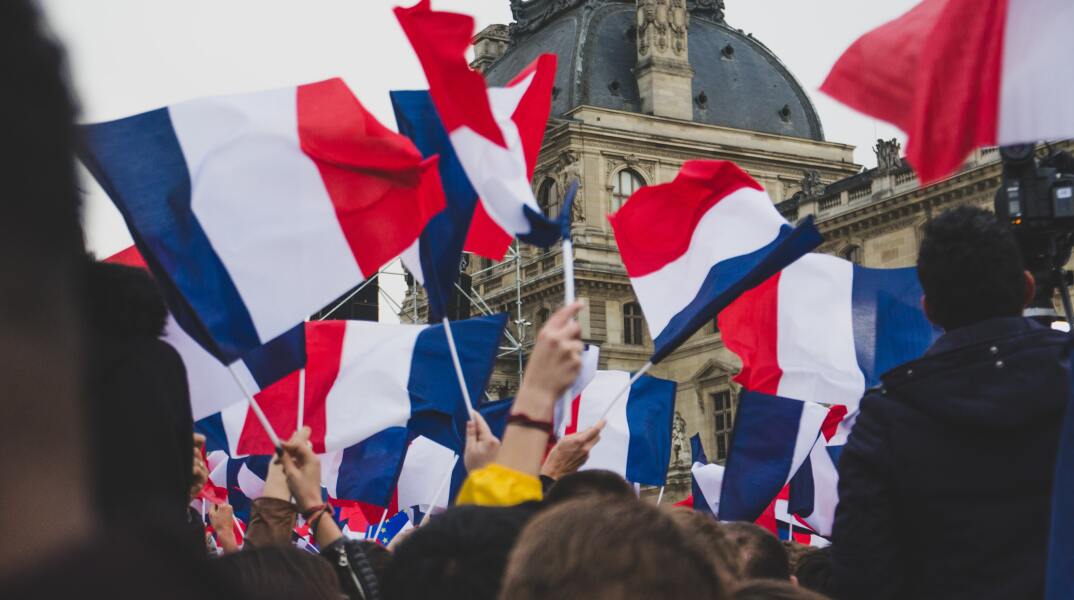 Γάλλοι πολίτες με σημαίες