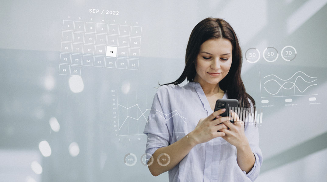 Μελαχρινή γυναίκα όρθια, κοιτάζει το κινητό της