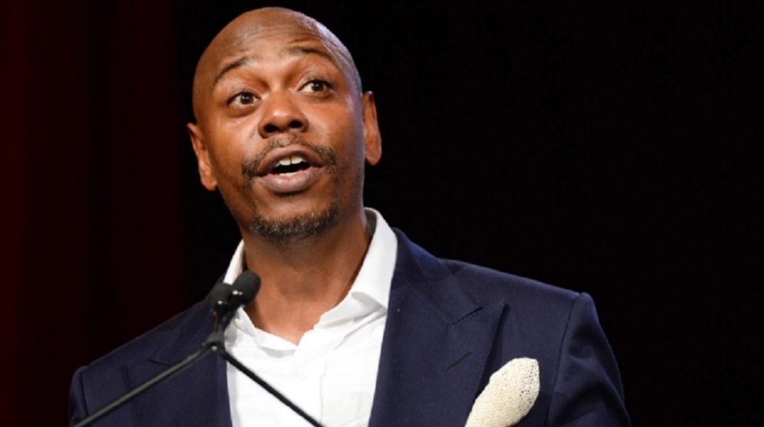 Άνδρας επιτέθηκε στον Ντέιβ Σαπέλ πάνω στη σκηνή