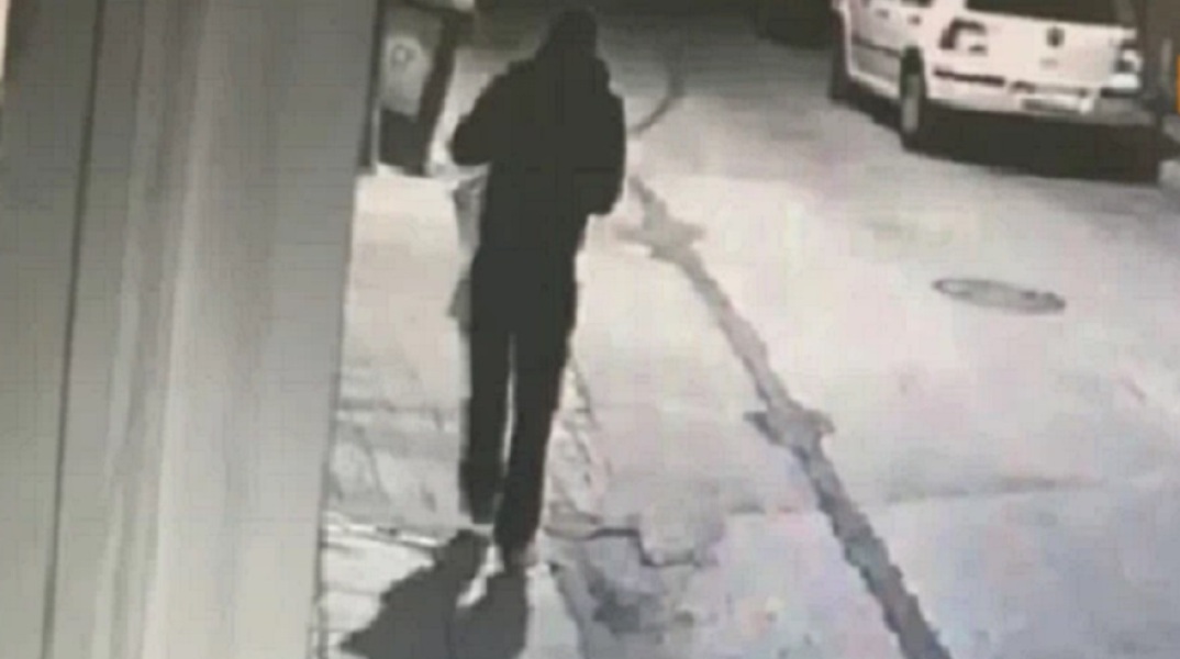 Κατερίνη: Διαρρήκτης επέστρεψε στο κατάστημα που έκλεψε χωρίς μάσκα