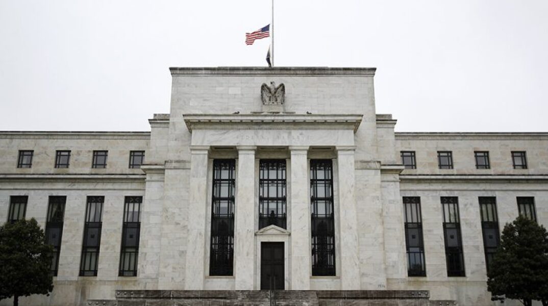 Αξίζει να σημειωθεί η Fed έχει προεξοφλήσει συνολικά έξι επιτοκιακές αυξήσεις για φέτος