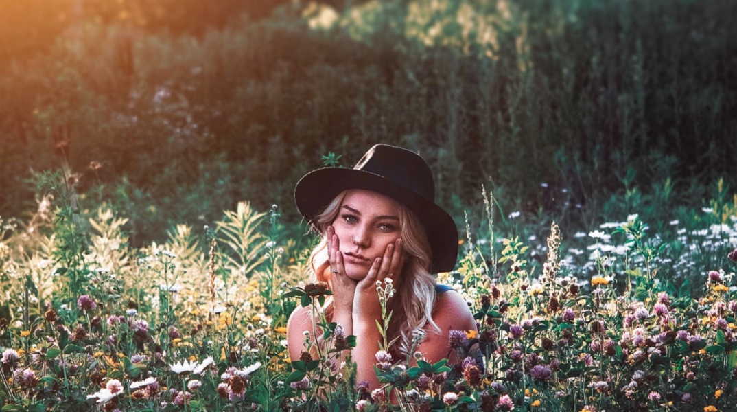 Ένα κορίτσι κοιτάει την κάμερα. 