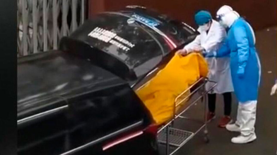 Μέσα σε σάκο στη νεκροφόρα ο ζωντανός ηλικιωμένος με κορωνοϊό στη Σαγκάη