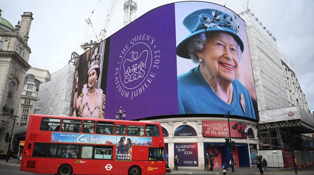 Η Βασίλισσα Ελισάβετ σε αφίσα στο Λονδίνο